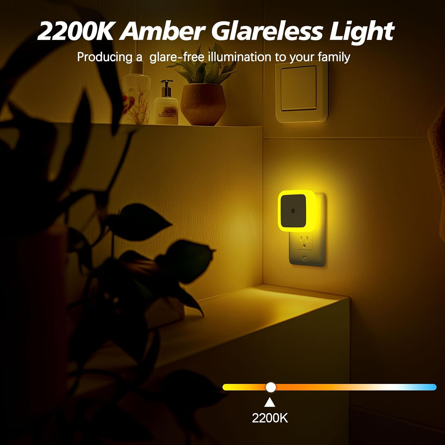 Eine bernsteinfarbene Nachtlampe leuchtet in einer abgedunkelten Wandsteckdose.