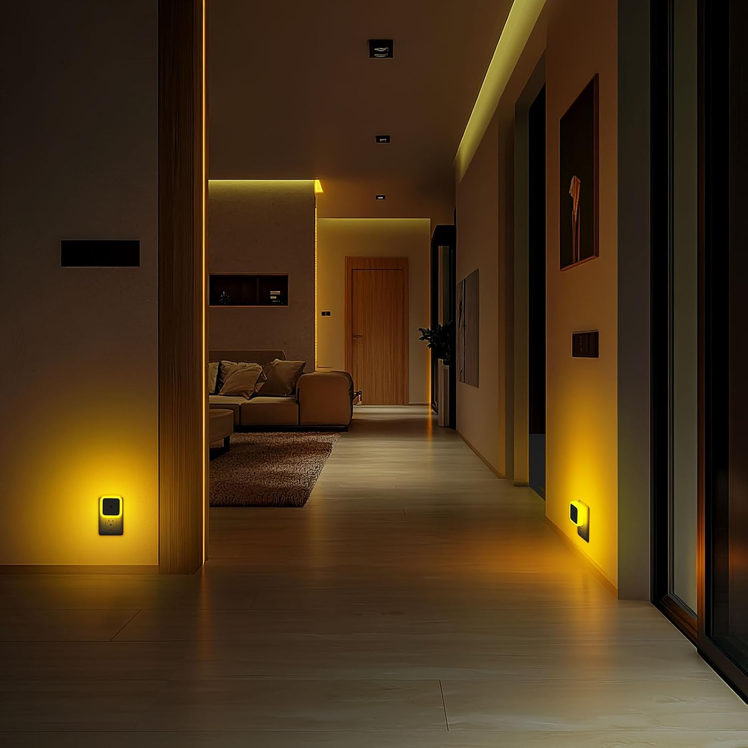 Ein langer Flur mit warmem, gelbem Nachtlicht aus Steckdosen und LED-Streifen, die Holzböden und Wände beleuchten.