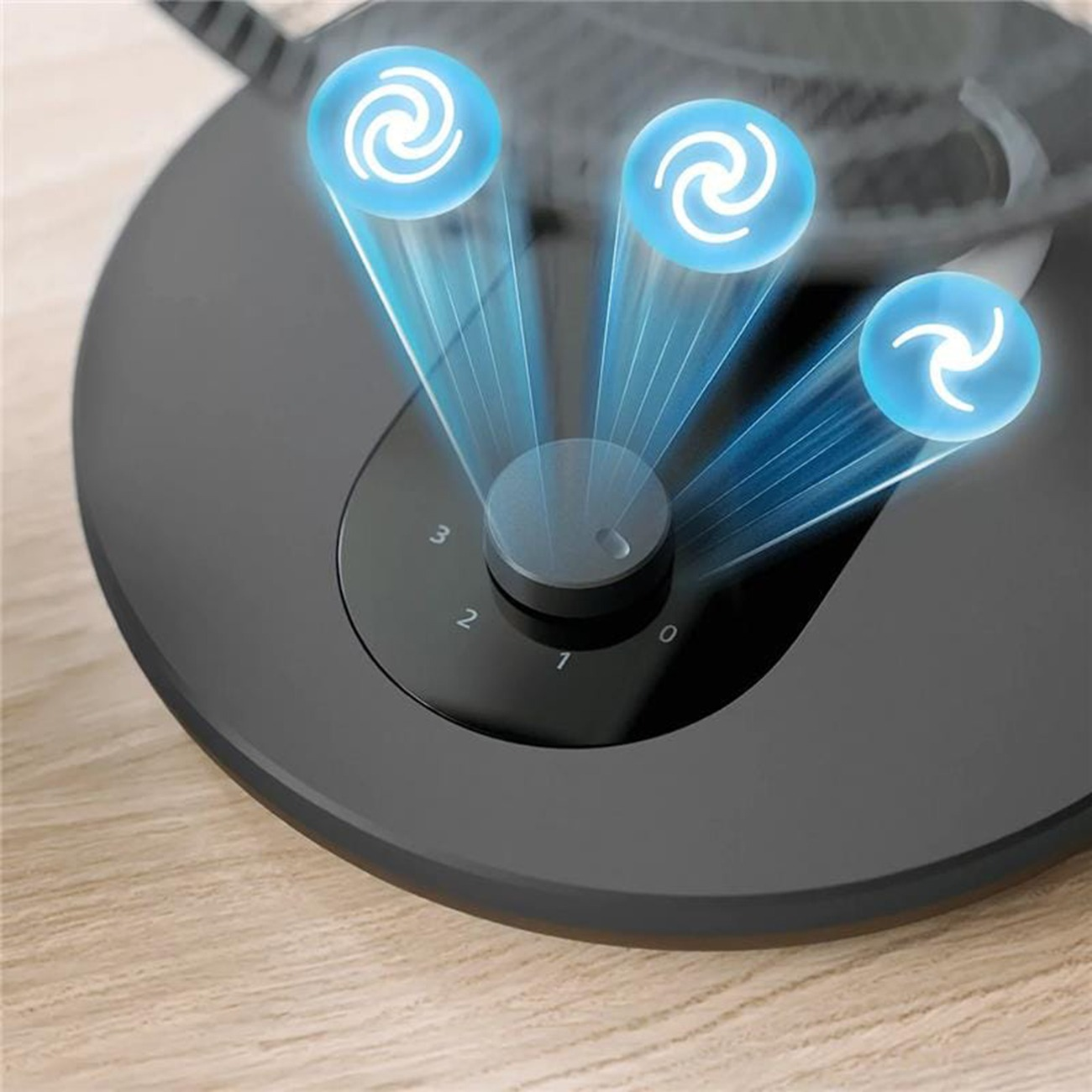 Ein runder schwarzer Ventilatorfuß mit Bedienknopf und blauen Lichtstrahlen, die drei verschiedene Windstärken zeigen.