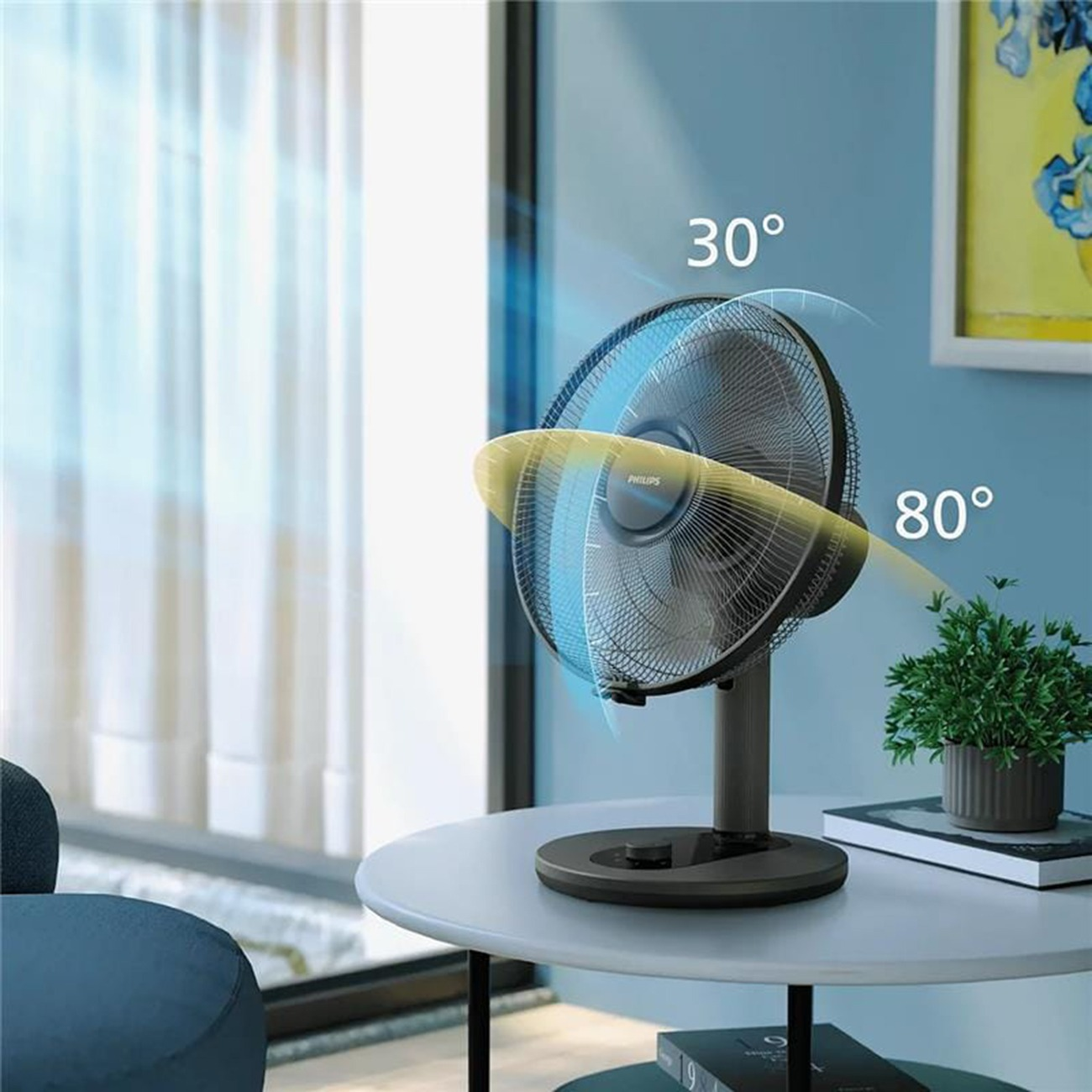 Ein schwarzer Tischventilator auf einem Tisch mit Luftstromgrafik, die 30 und 80 Grad Oszillation zeigt.