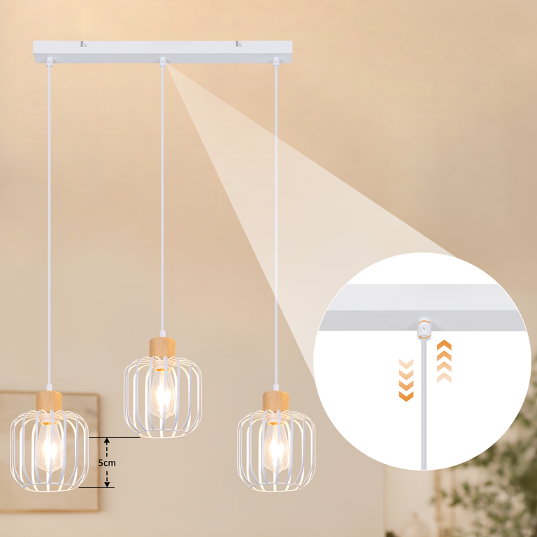 Eine weiße dreiflammige Hängeleuchte mit Holzdetails und eingebautem Höhenverstellmechanismus.