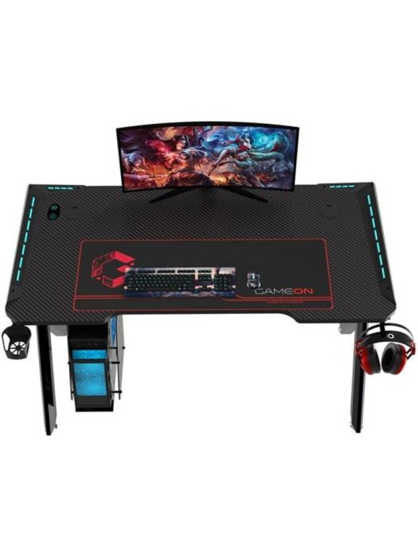 Kavisli monitör, klavye, mousepad, PC kasası ve kulaklığa sahip oyuncu masası.