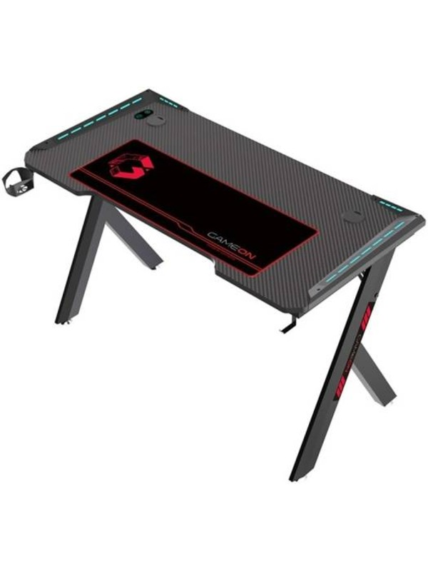 Karbon fiber dokulu, büyük kırmızı mousepad'li ve X ayaklı siyah oyuncu masası.