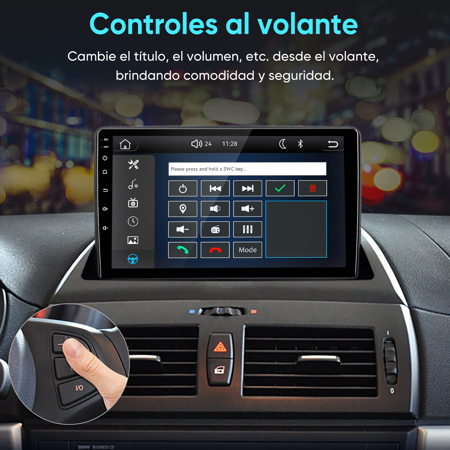 Un sistema multimedia de coche muestra controles, con un pulgar en el volante.