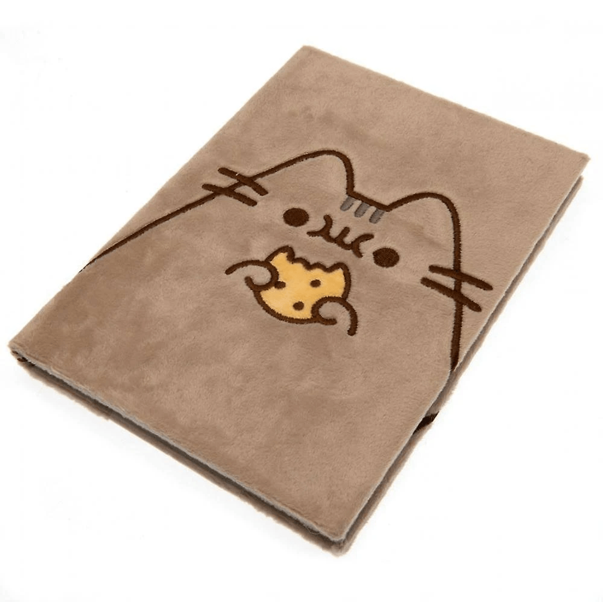 Ein braunes Plüsch-Notizbuch mit Pusheen dem Katzenmotiv, die einen Keks hält, auf weißem Hintergrund.