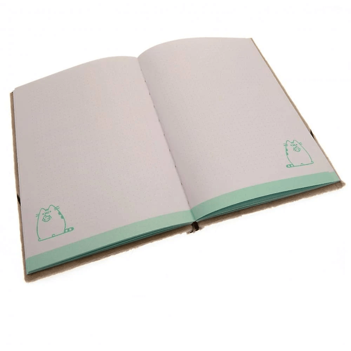 Ein offenes Notizbuch mit weißem Papier, grünen Katzenmotiven und einem mintgrünen Rand am unteren Rand der Seiten.