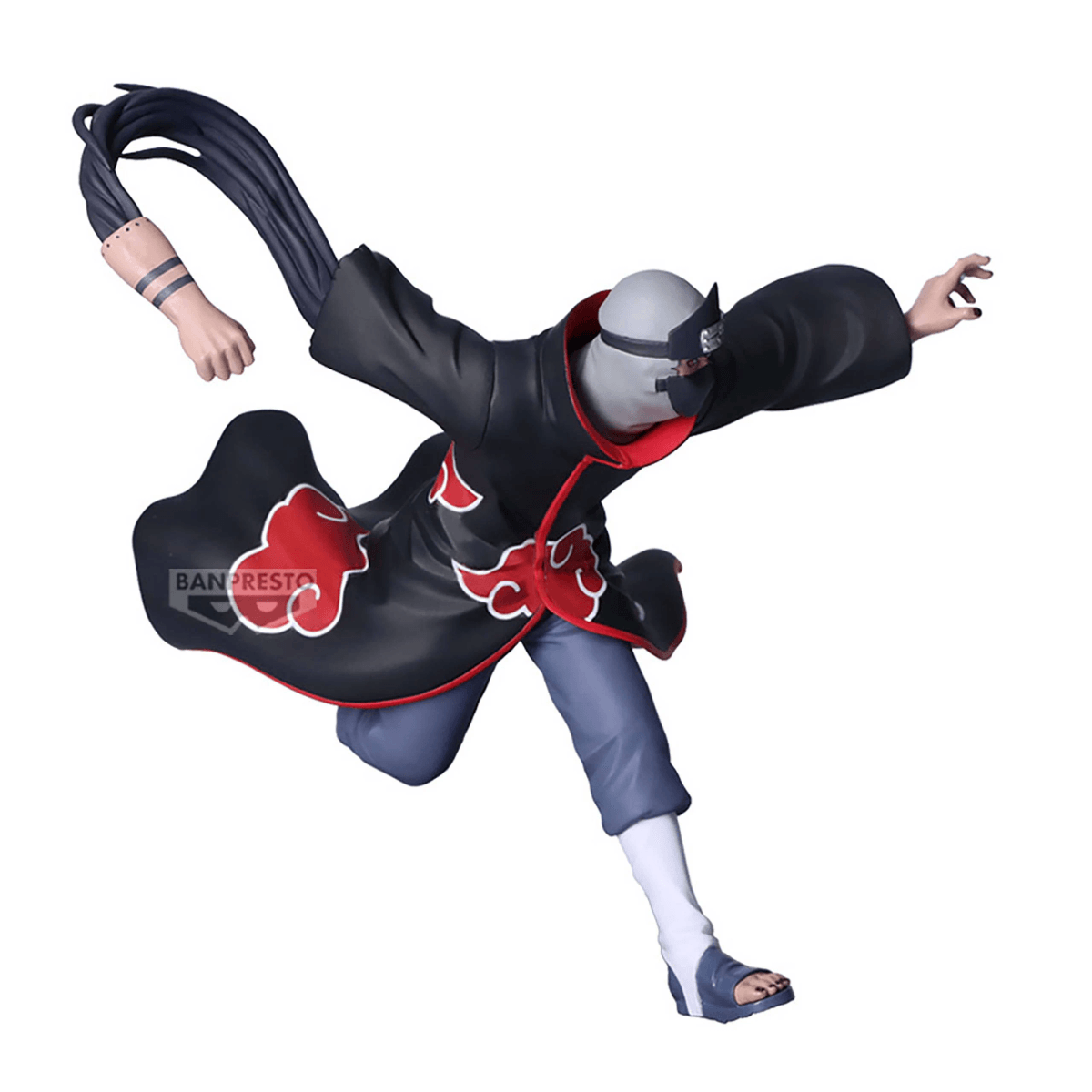 Figura de acción de anime en pose de carrera dinámica, con abrigo negro con nubes rojas y máscara.