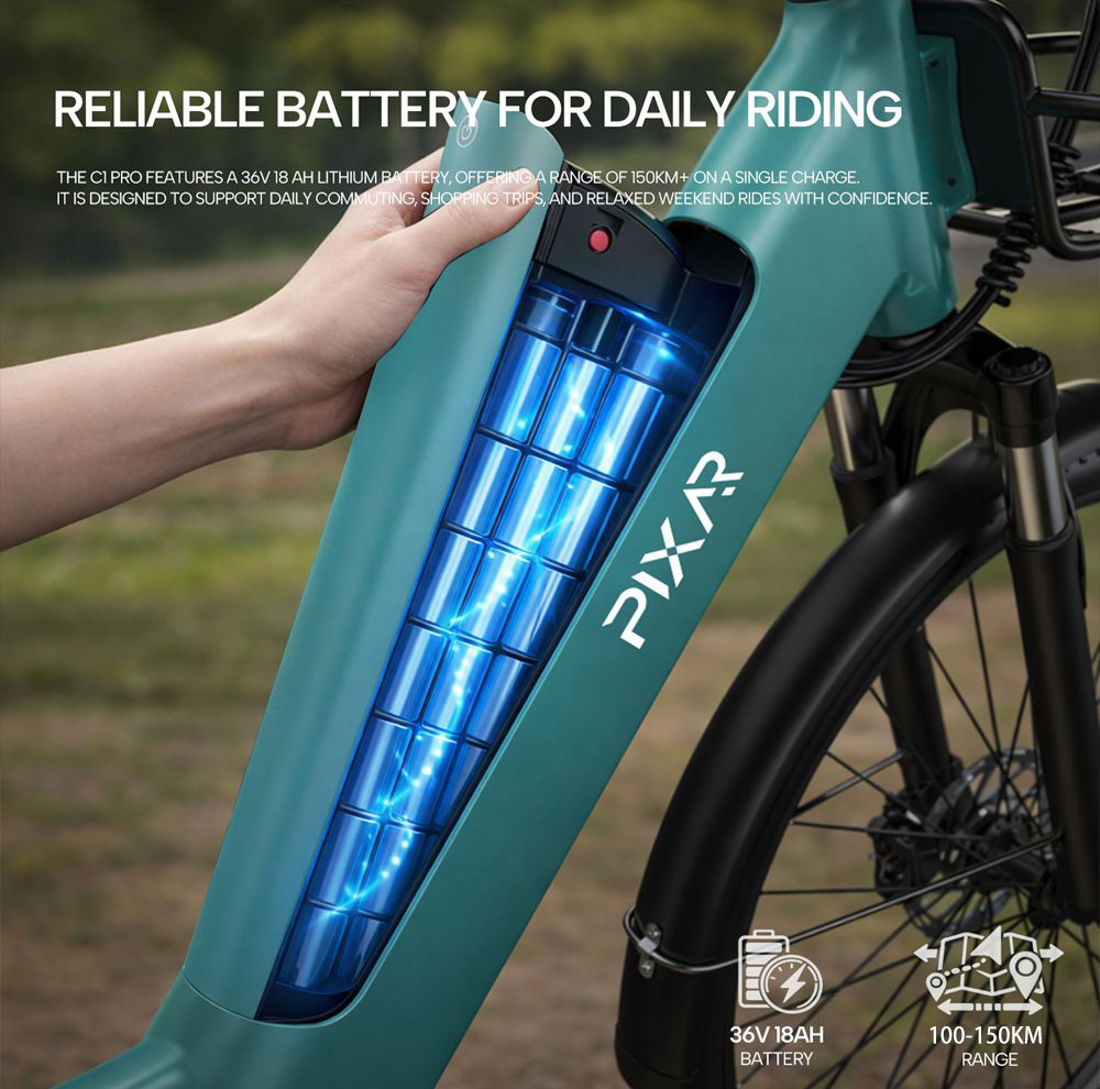Mano extrae una batería de ion de litio azul brillante del cuadro de una bicicleta eléctrica verde.