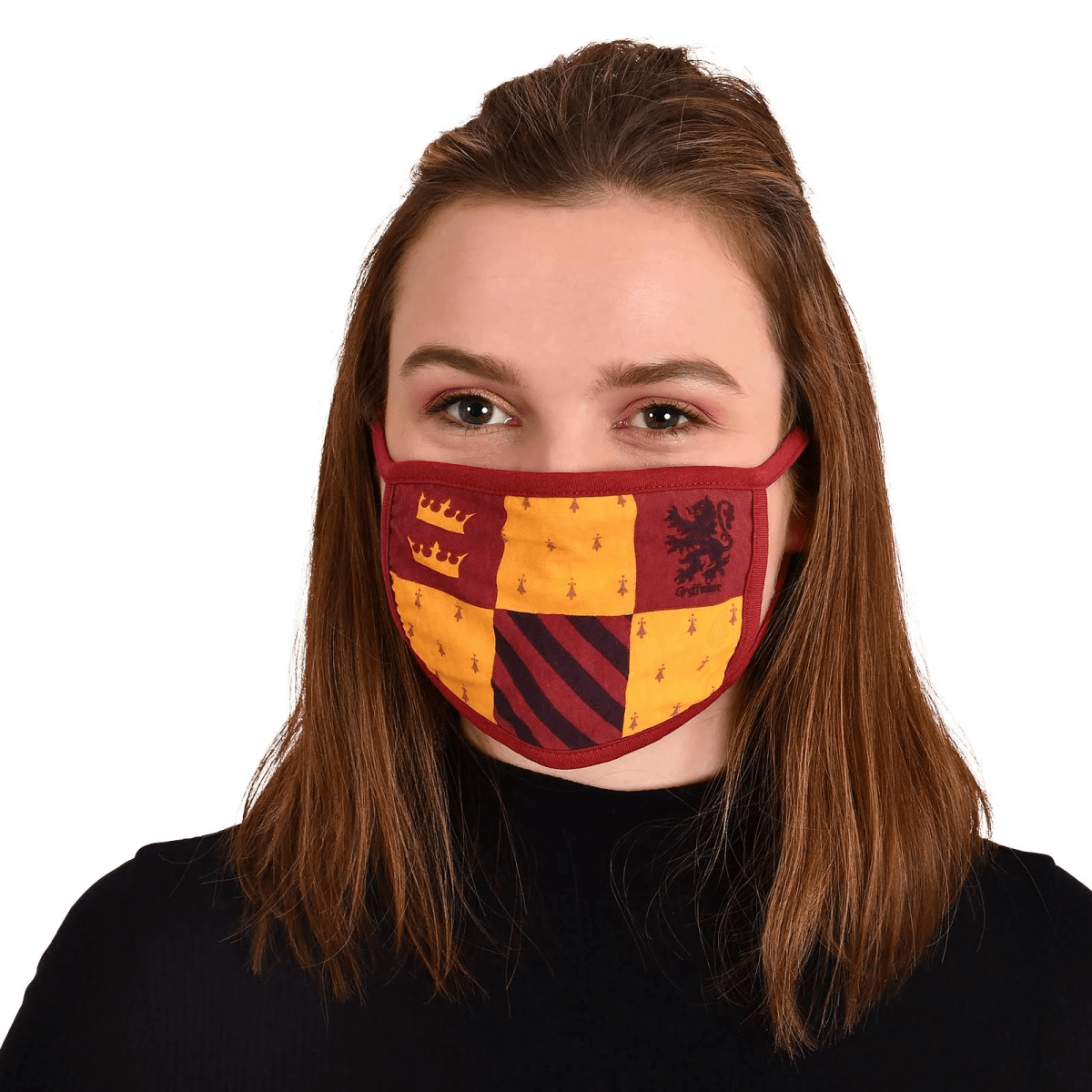 Eine junge Frau mit braunen Haaren trägt eine rot-gelbe Gesichtsmaske mit Kronen und Löwenemblem.