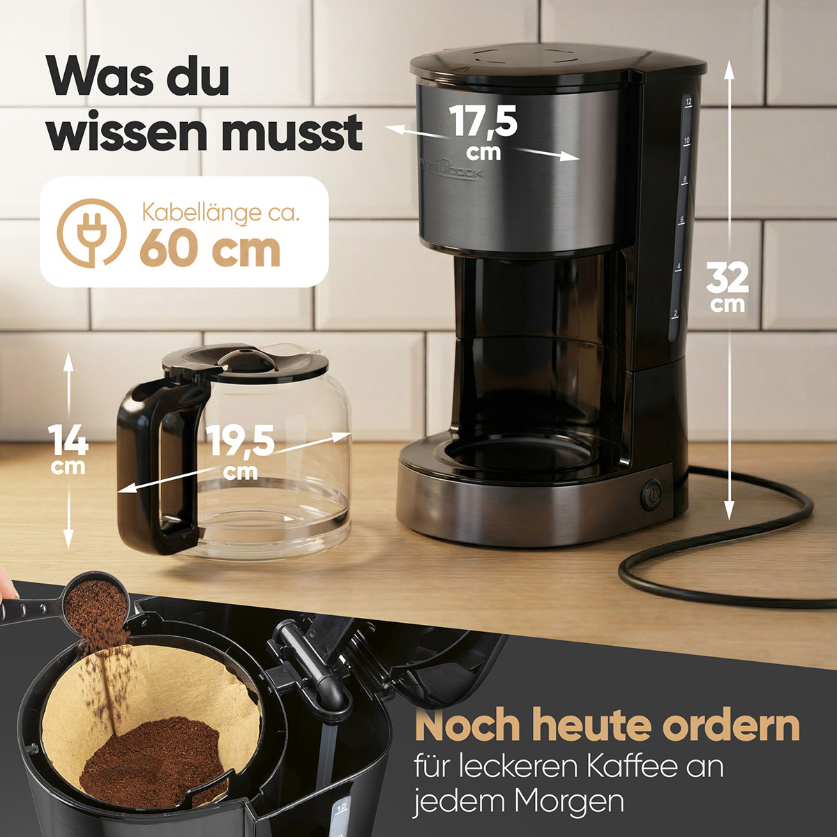 Caffettiera nera con dimensioni, caraffa in vetro e caffè macinato nel filtro davanti a una parete di piastrelle.