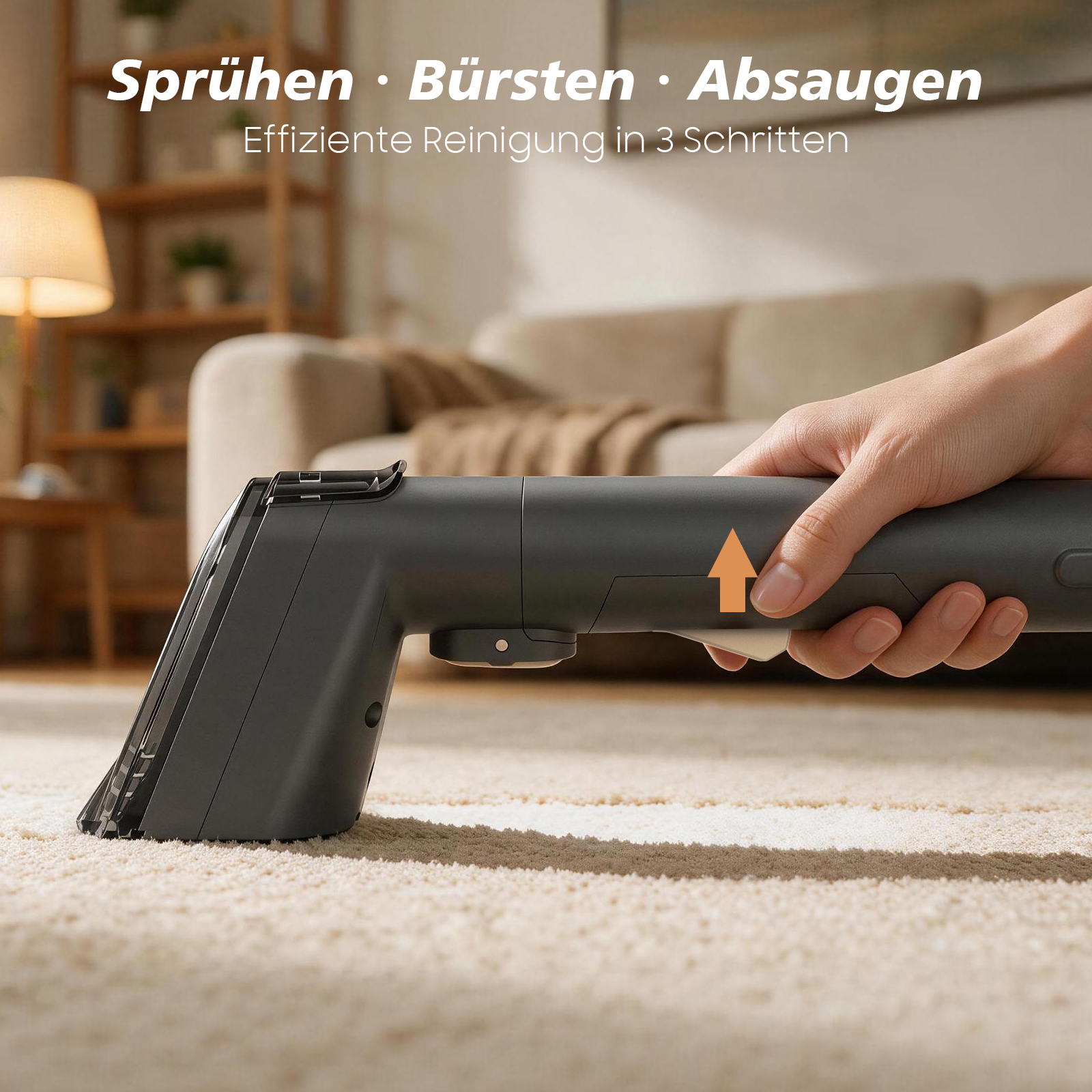 Hand hält graues Reinigungsgerät über hellem Teppich in Wohnzimmer.
