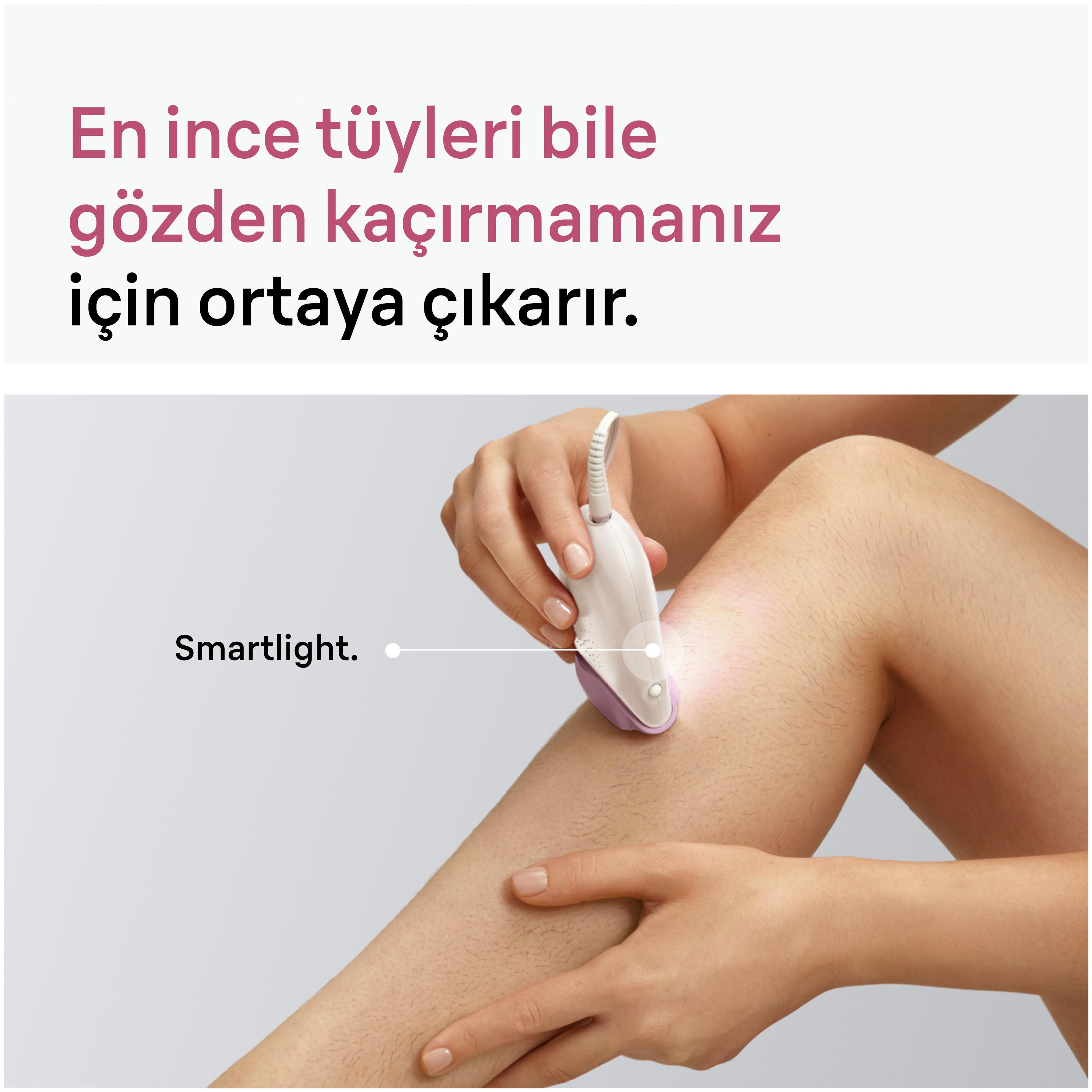 Akıllı ışıklı epilatör bacaktaki ince tüyleri aydınlatıyor.