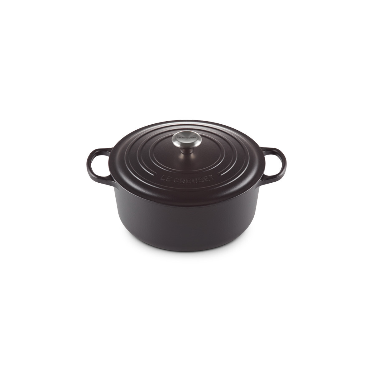 Une cocotte en fonte noire avec couvercle assorti et bouton argenté sur fond blanc.