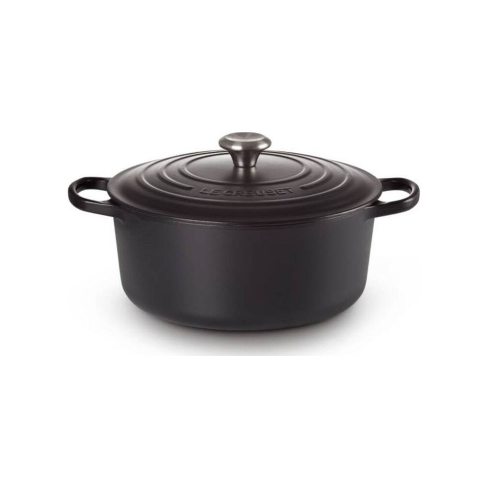 Ein schwarzer Le Creuset Schmortopf mit Deckel und silbernem Knauf auf einem weißen Hintergrund.