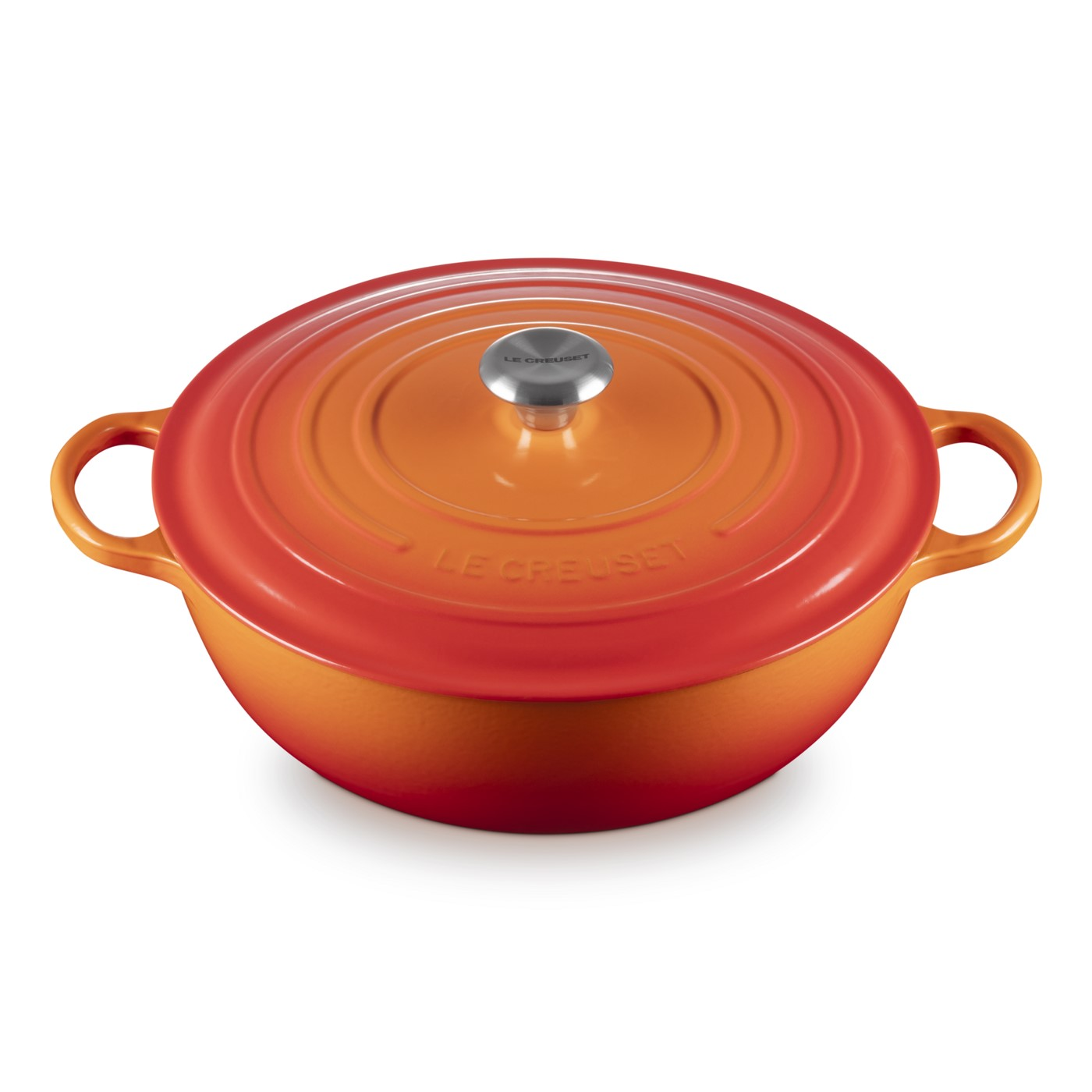 Une cocotte en fonte Le Creuset orange et rouge avec couvercle assorti et bouton en métal sur fond blanc.