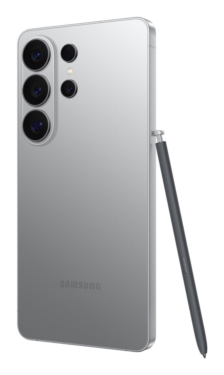 Parte trasera de un smartphone plateado con tres cámaras principales y un lápiz S Pen gris oscuro al lado.