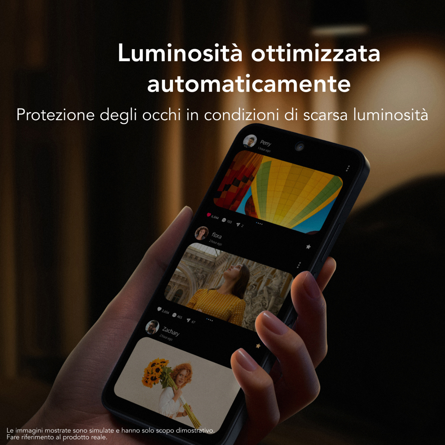 Una mano tiene uno smartphone in un ambiente buio, mostrando un'app di social media sullo schermo.