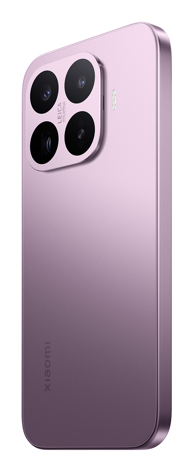 Parte trasera de un smartphone Xiaomi morado con un módulo de cámara cuadrado y tres lentes grandes.