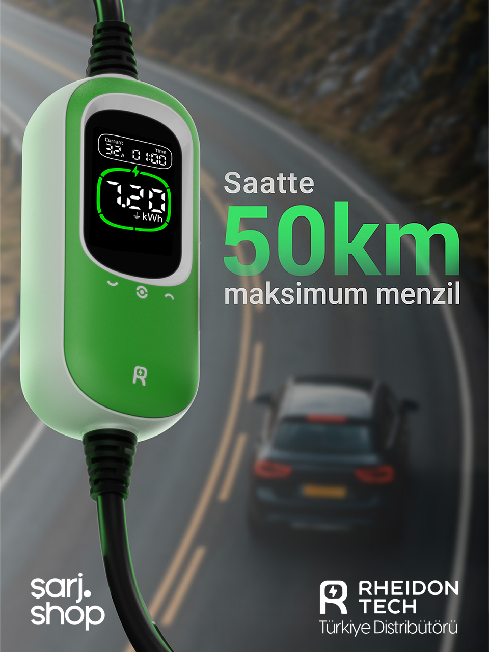 Bir arabanın bulunduğu yolun önünde dijital ekrana sahip yeşil elektrikli araç şarj cihazı.