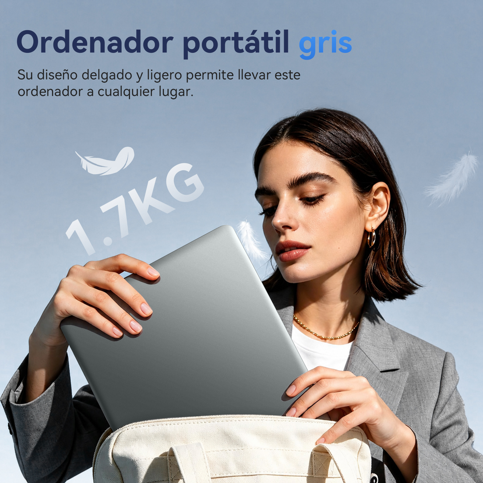 Una mujer con traje gris mete un ordenador portátil gris en un bolso blanco bajo un cielo azul, con texto y plumas.