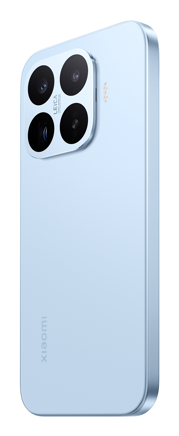 Rückansicht eines hellblauen Smartphones mit einem quadratischen Kameramodul oben links und dem Xiaomi-Logo.