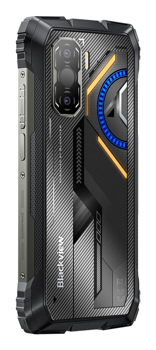 Parte trasera de un teléfono resistente Blackview con textura de fibra de carbono, triple cámara y detalles naranjas y azules.