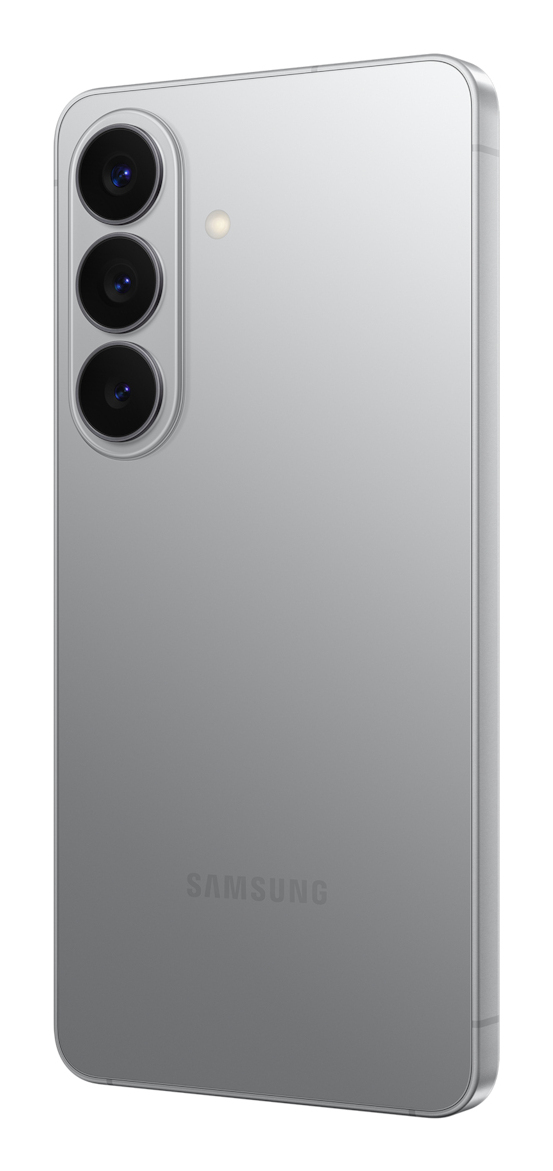 Parte trasera de un smartphone Samsung plateado con tres cámaras verticales y un flash.