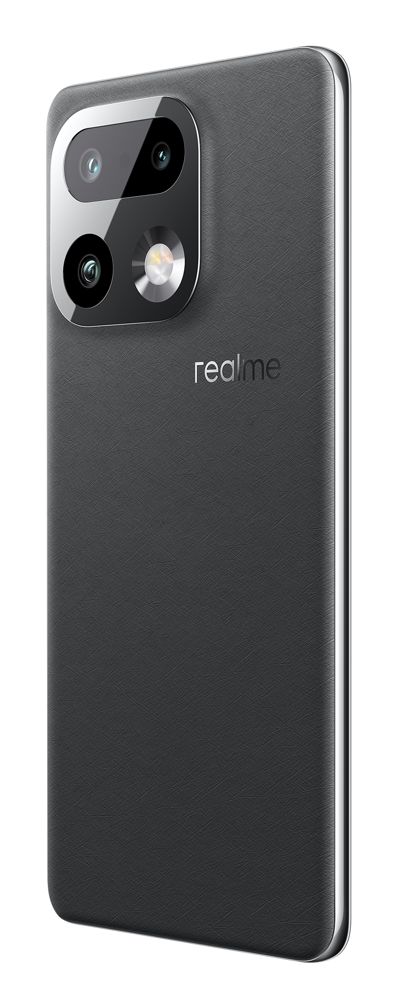 Vista posteriore di uno smartphone Realme grigio con tripla fotocamera e flash.
