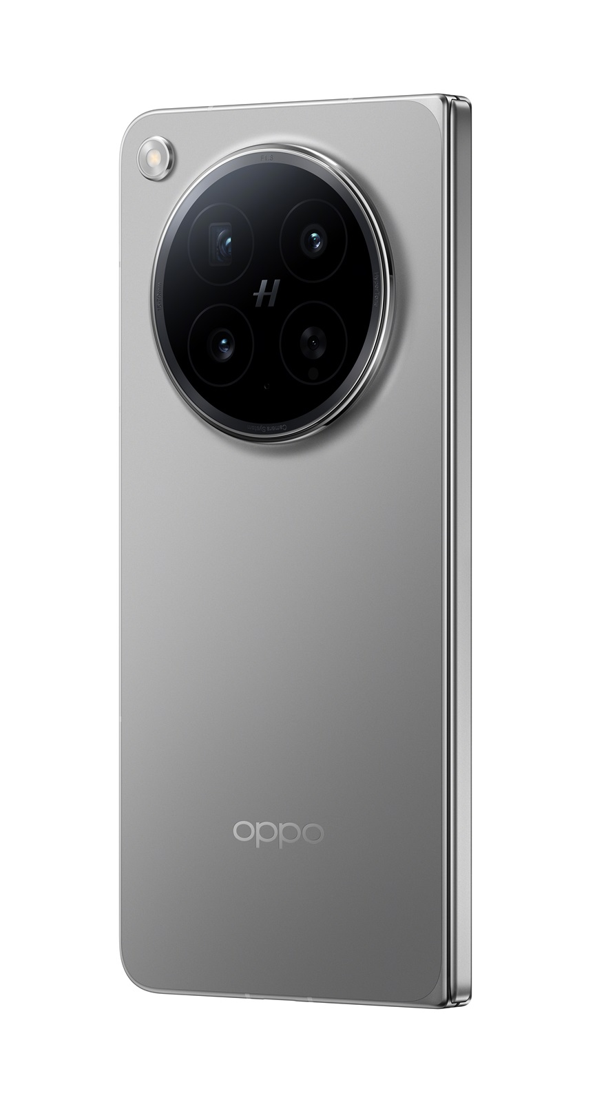 Il retro di uno smartphone Oppo argentato con un grande modulo fotocamera rotondo e il logo Oppo.