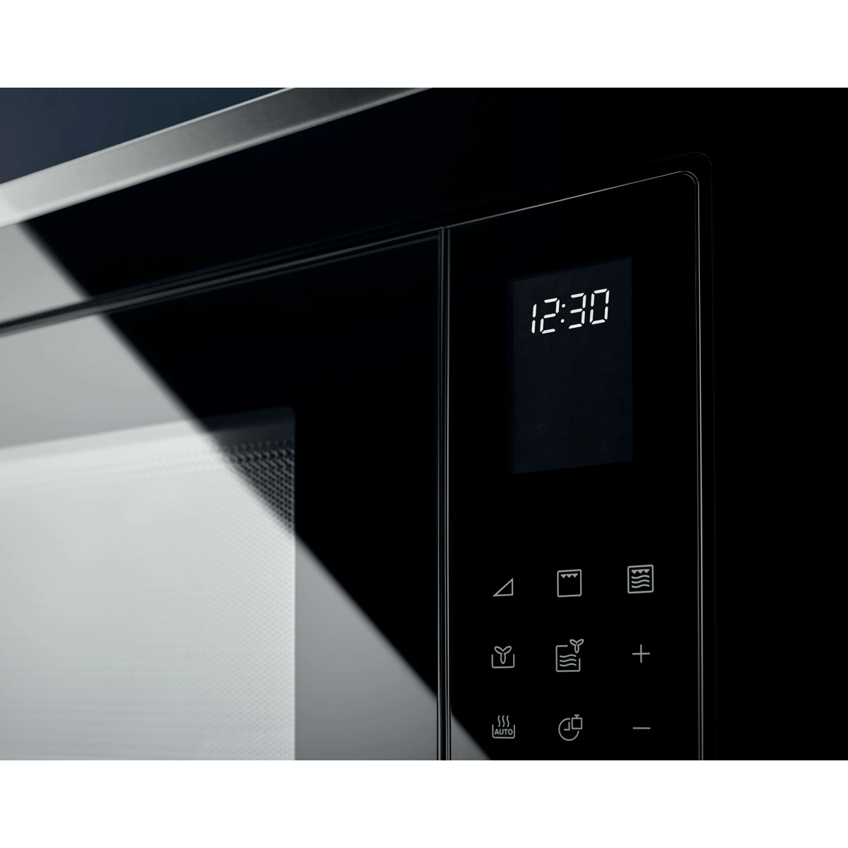 Panel de control de microondas negro con pantalla digital que muestra 12:30.