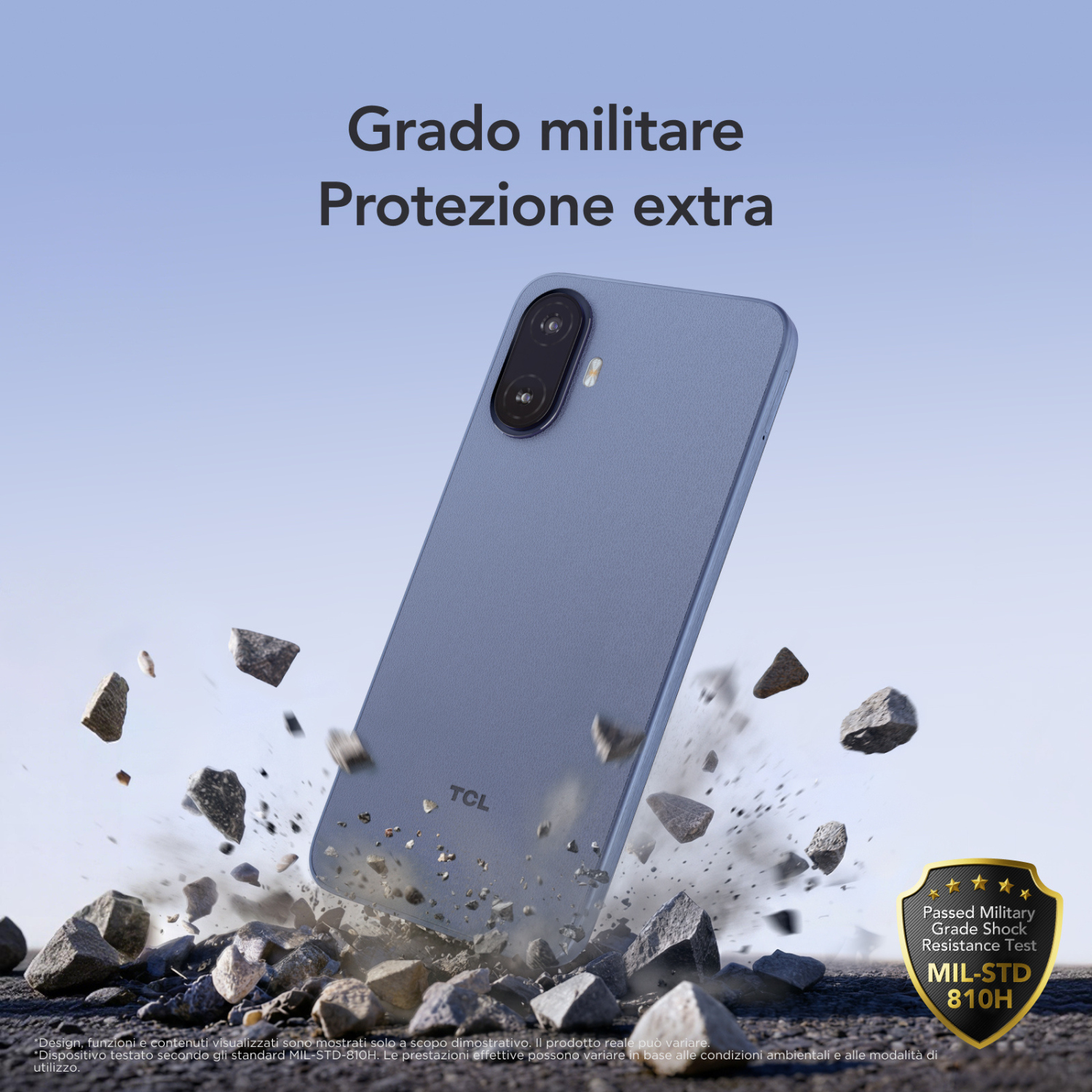 Uno smartphone TCL fluttua su rocce e polvere, accompagnato da testo e un sigillo militare.