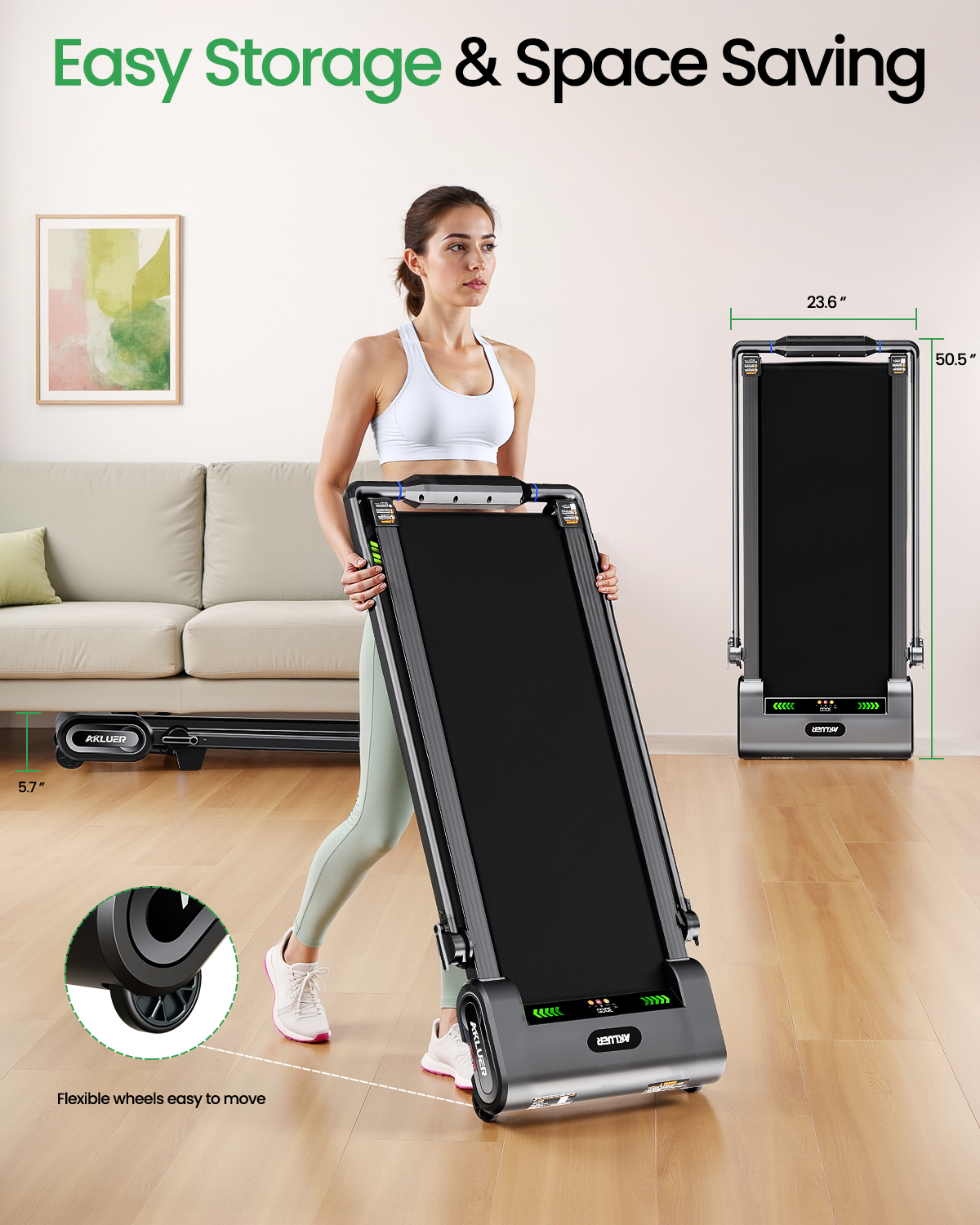 Una mujer mueve una caminadora plegable en una sala con sofá.