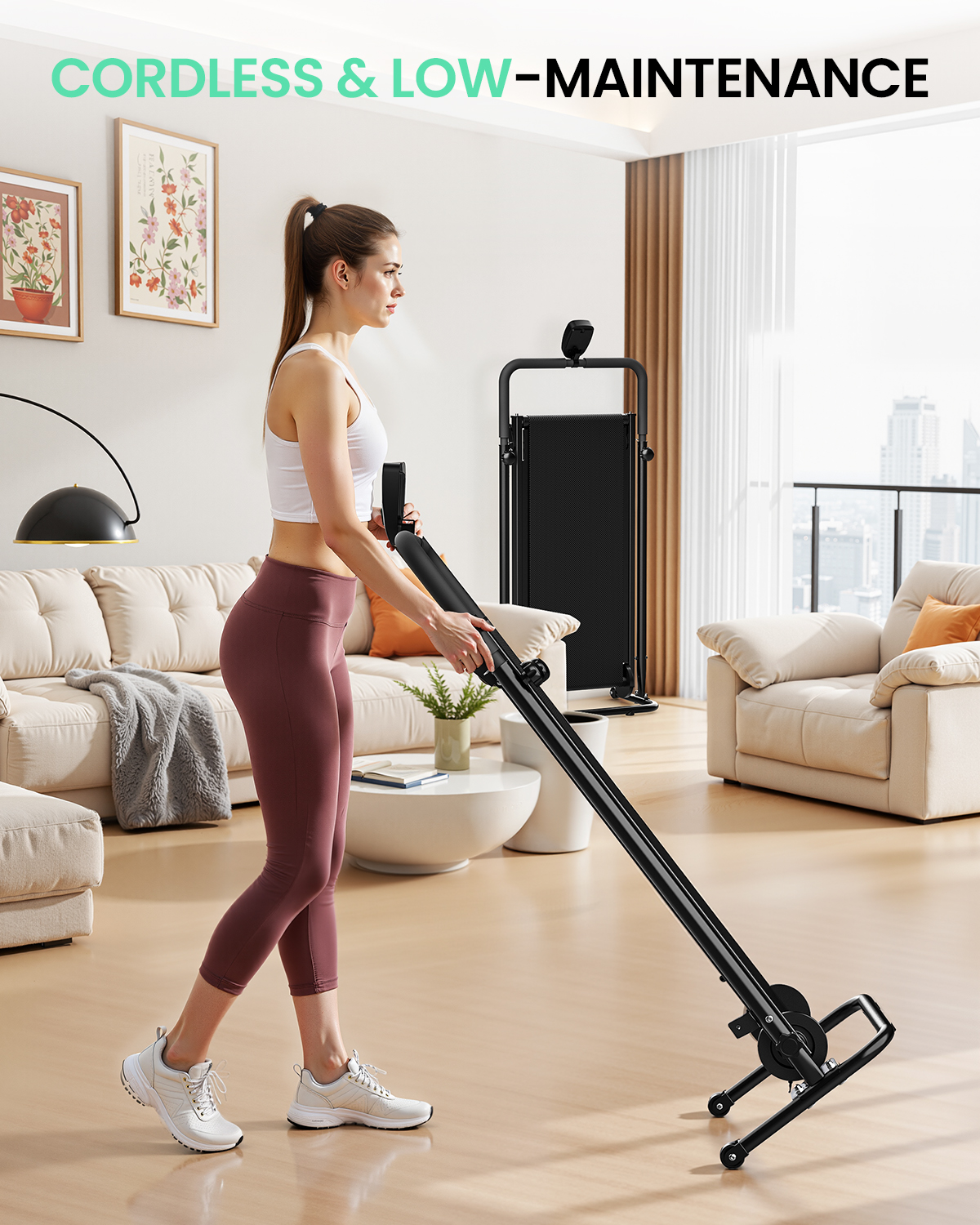 Una mujer en ropa deportiva mueve una máquina de ejercicio negra en una sala luminosa y moderna.
