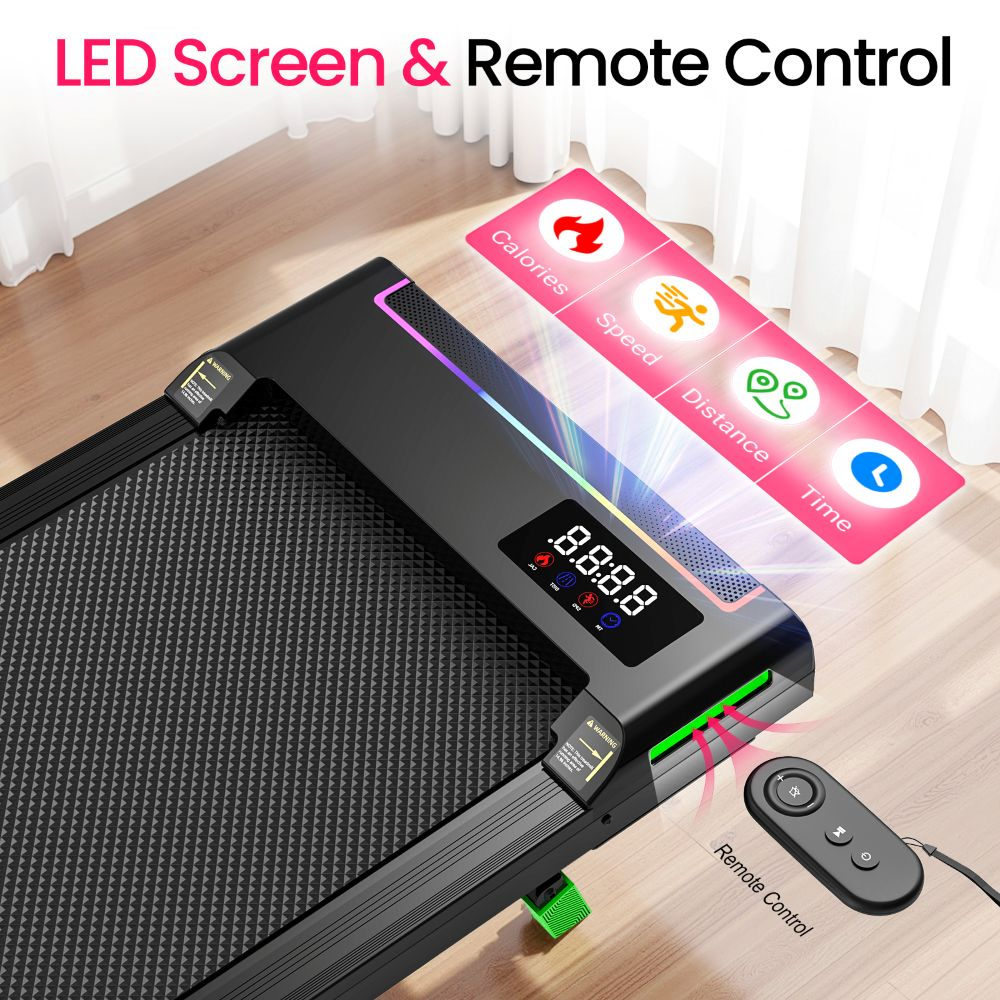 Una caminadora negra con pantalla LED y control remoto en un piso de madera.