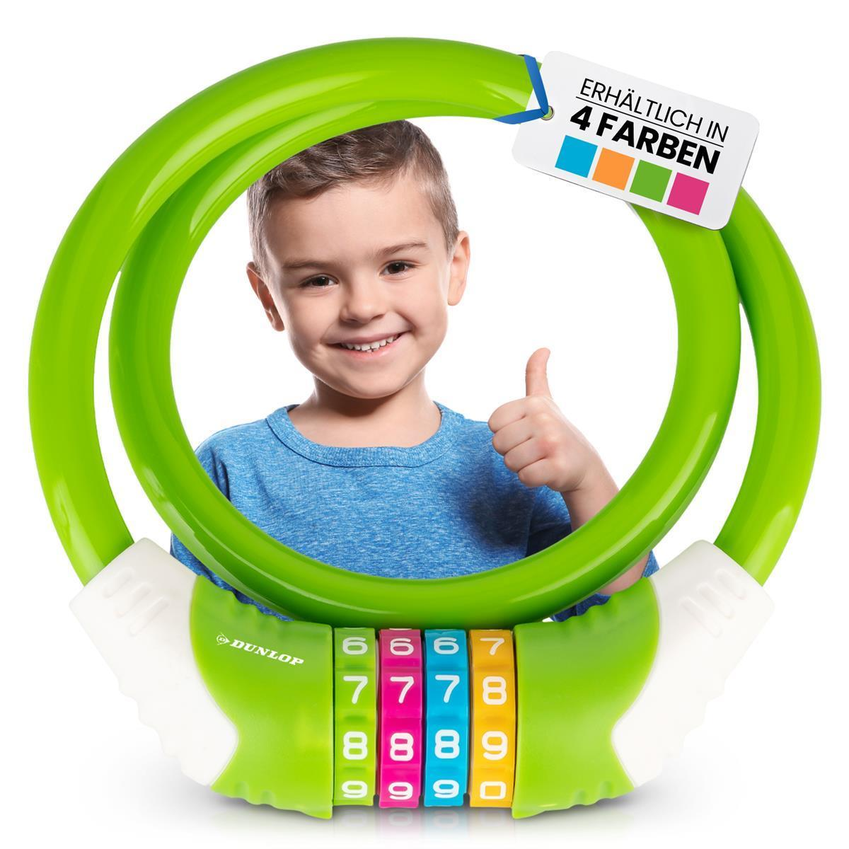 Ein lächelnder Junge mit grünem Dunlop-Schlossring zeigt Daumen hoch neben einem Schild.