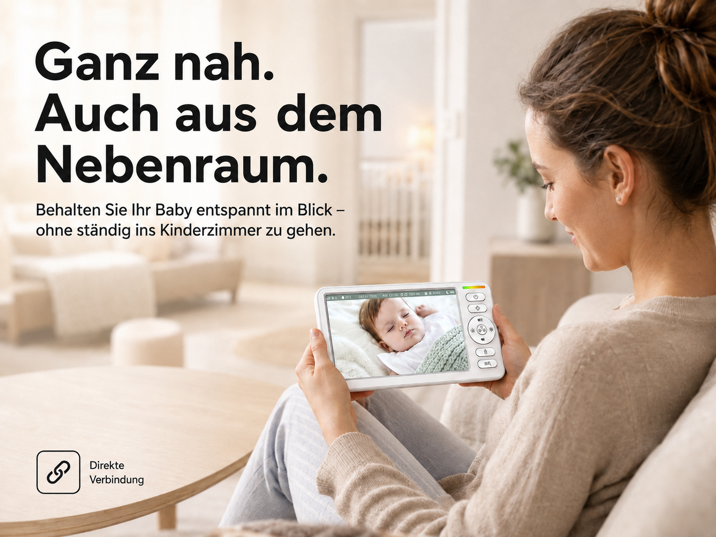 Eine Frau sitzt auf einem Sofa und hält einen Babyphone-Bildschirm, der ein schlafendes Baby zeigt.