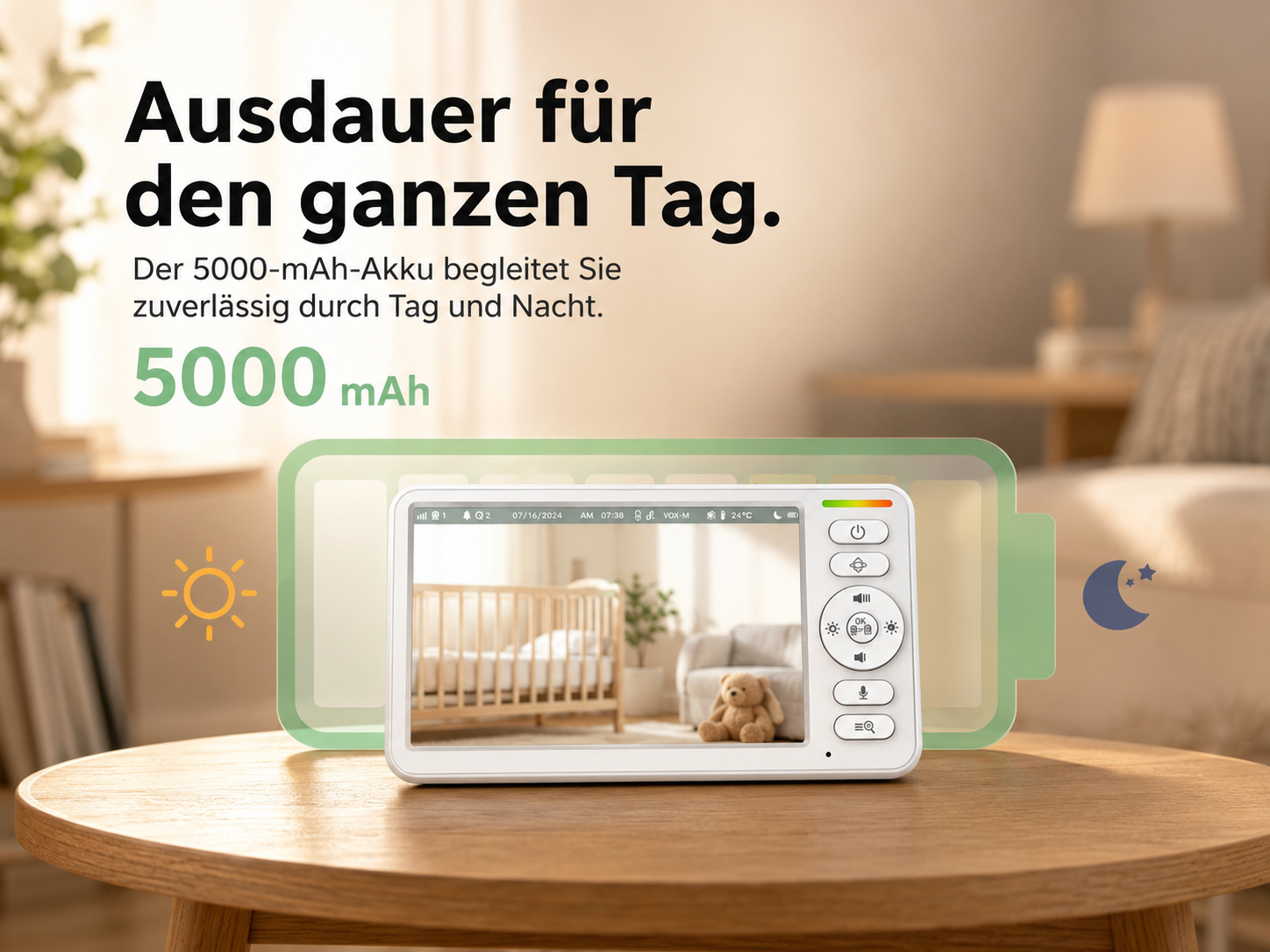 Ein weißer Babyfon-Monitor mit grünem Akku-Symbol liegt auf einem Holztisch, im Hintergrund ein helles Zimmer.