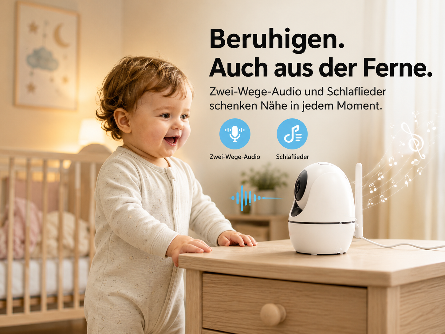 Kleinkind steht in einem Kinderzimmer neben einer Kamera auf einem Holztisch, im Hintergrund ist ein Bett zu sehen.