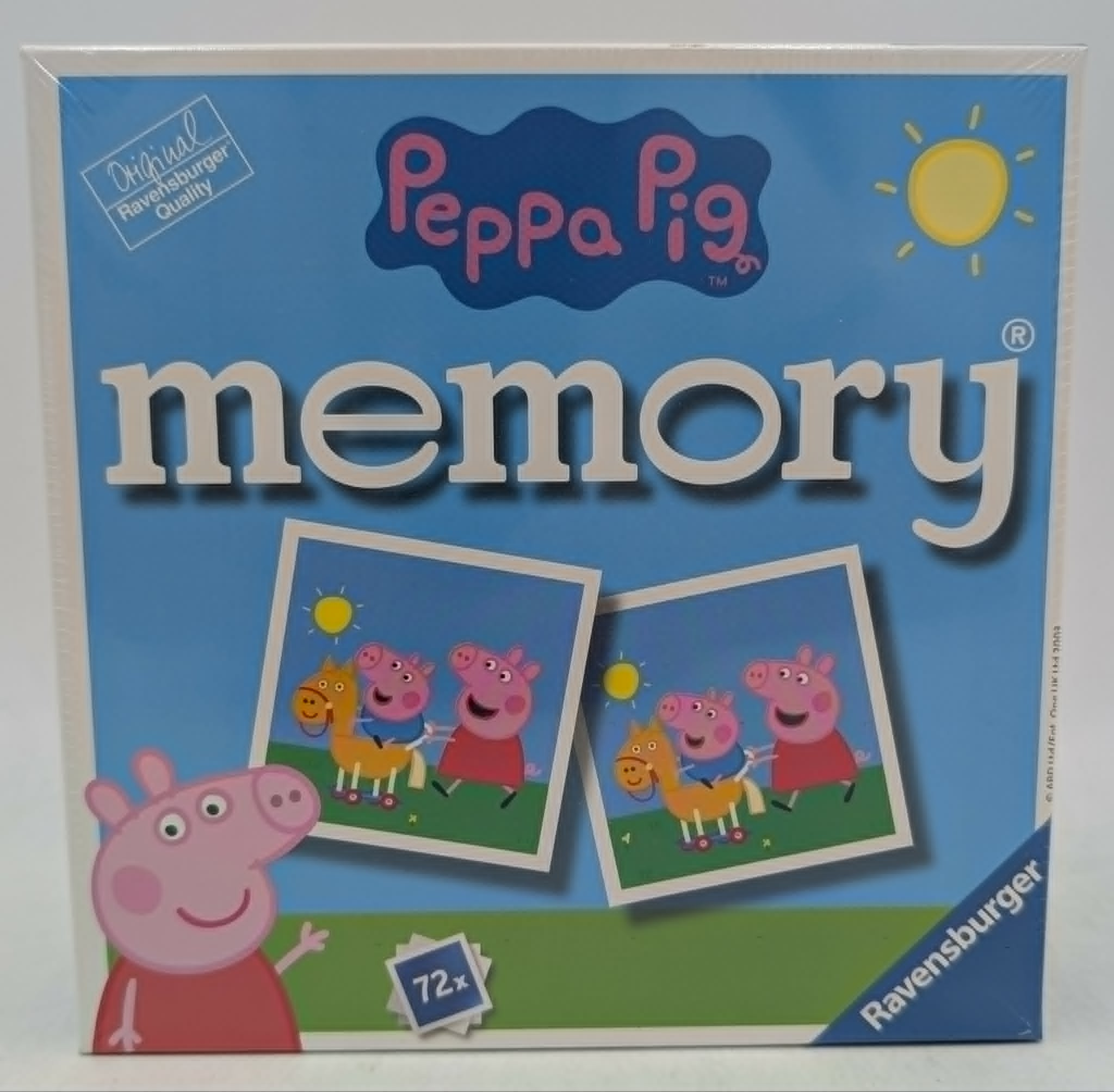Blaue Schachtel des Peppa Wutz Memory-Spiels von Ravensburger mit zwei Bildkarten und Peppa-Pig-Motiven.