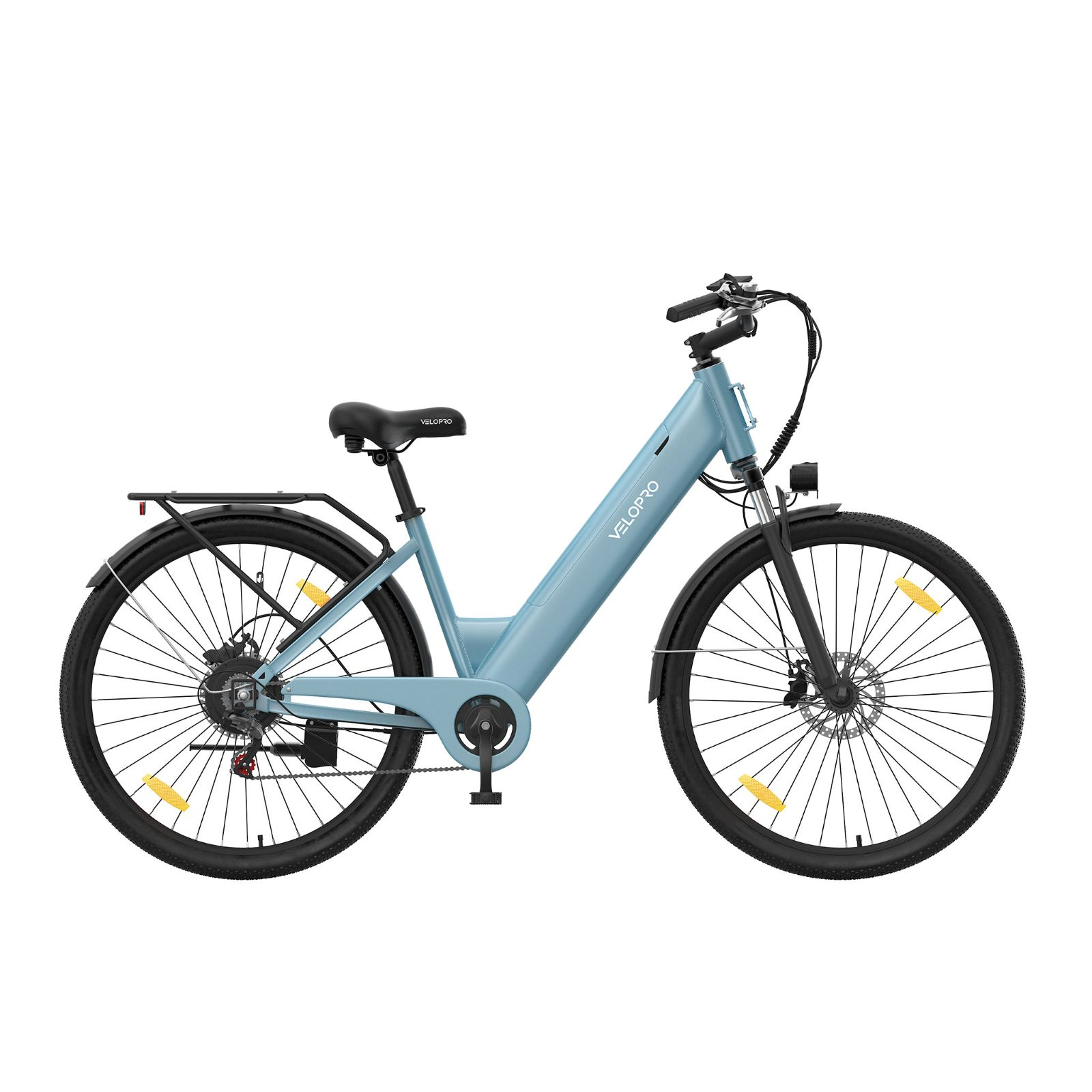 Una bicicleta eléctrica azul claro con sillín negro, portaequipajes y reflectores de rueda en un fondo blanco.