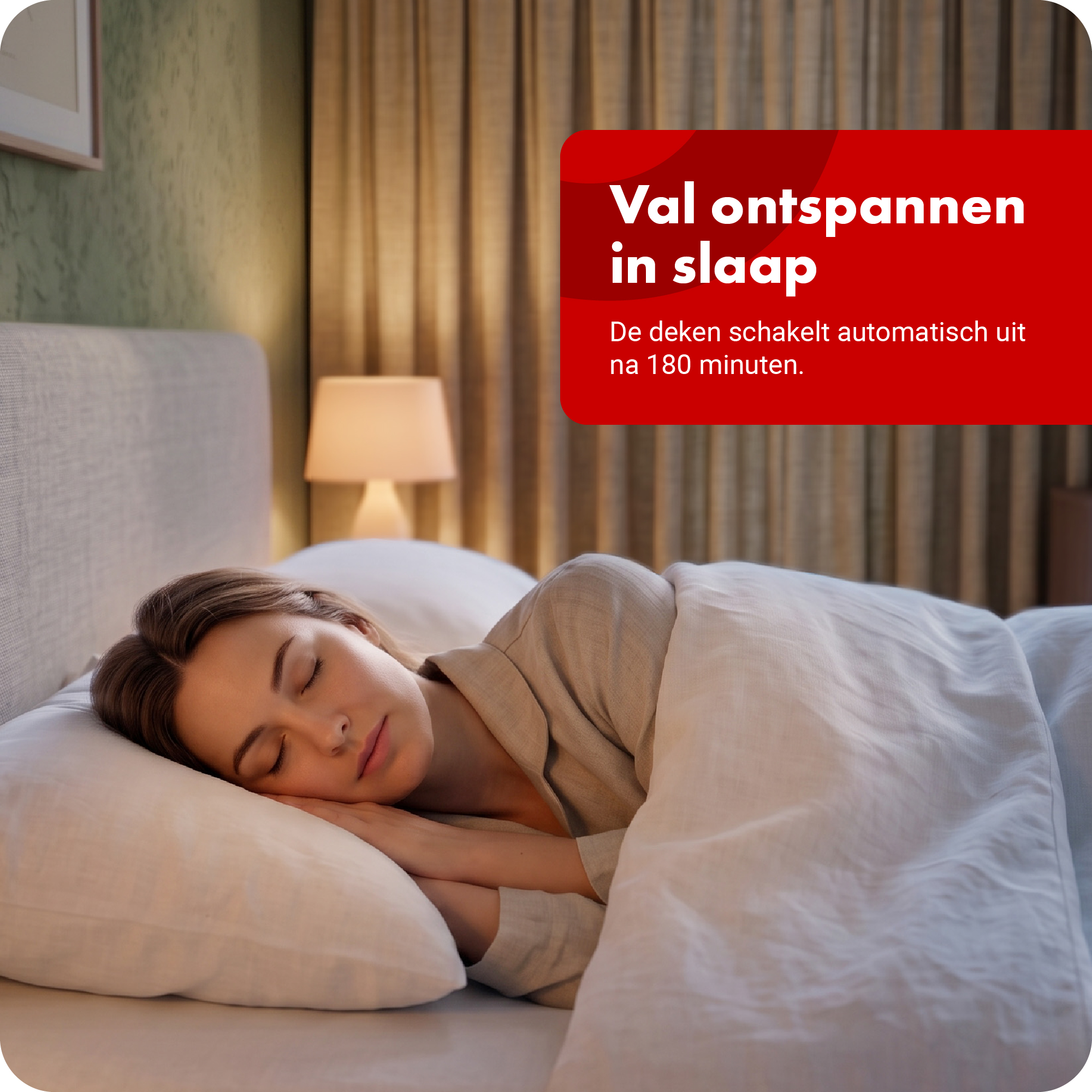 Frau schläft friedlich im Bett mit Kissen und Decke.