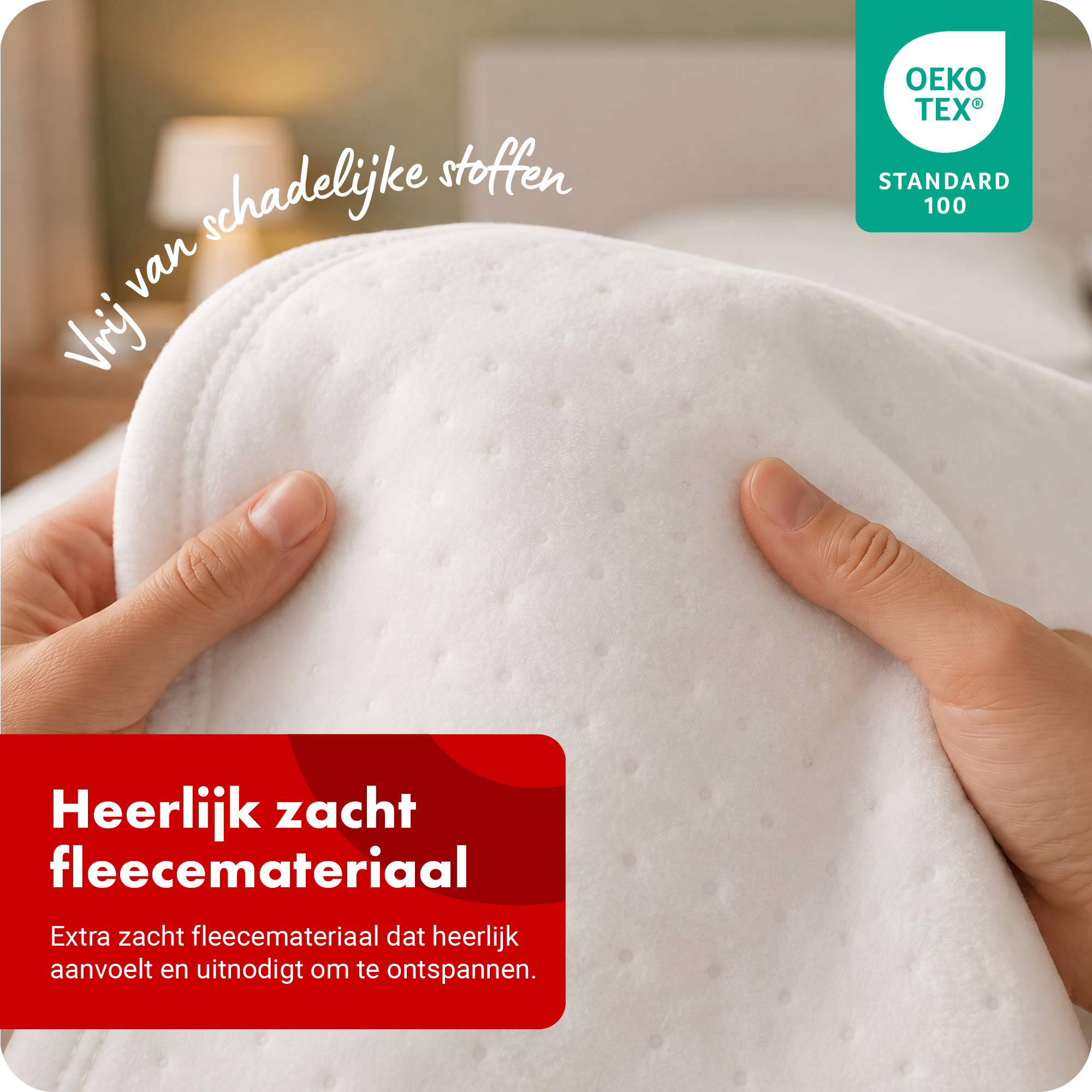 Hände halten eine weiche weiße Fleecedecke mit eingeprägtem Muster in einem Schlafzimmer.