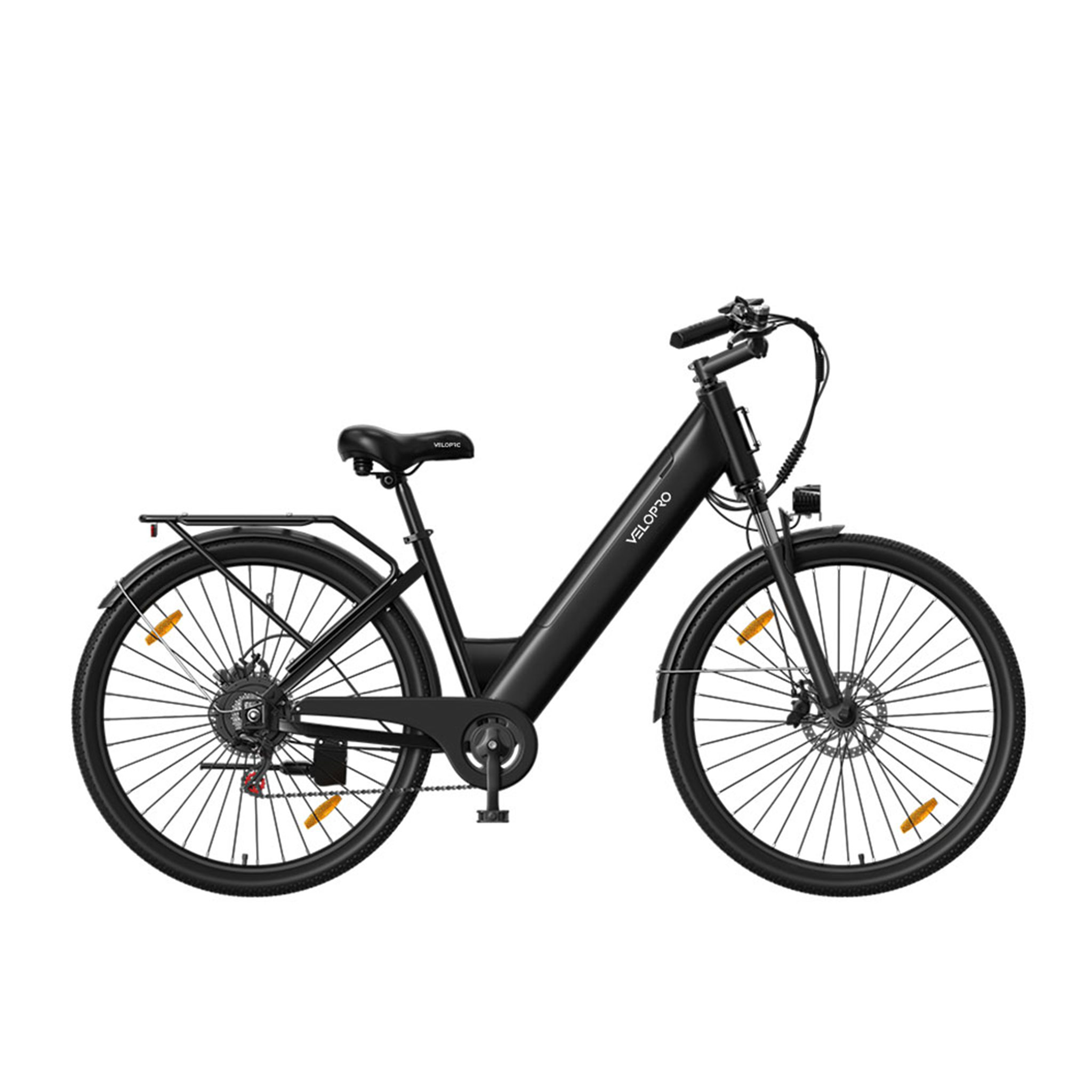 Una bicicleta eléctrica urbana negra con cuadro bajo, portaequipajes y guardabarros, sobre fondo blanco.
