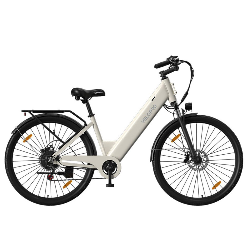 Una bicicleta eléctrica Velopro color crema con sillín negro y portaequipajes sobre fondo blanco.