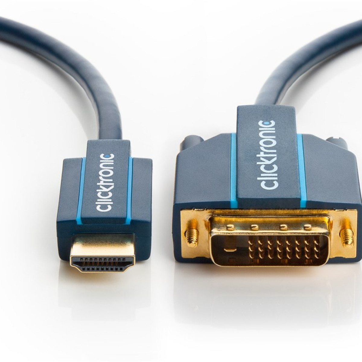 Dos cables Clicktronic con conectores chapados en oro sobre fondo blanco, mostrando un enchufe HDMI y DVI.