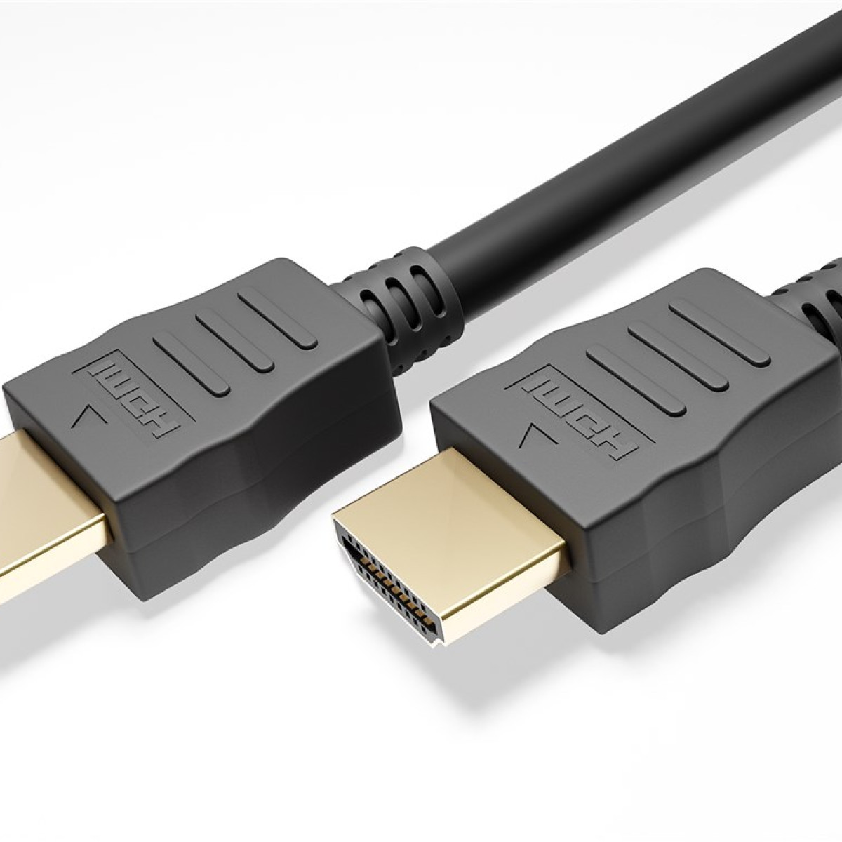 Zwei schwarze HDMI-Kabel mit goldenen Steckern auf weißem Hintergrund.