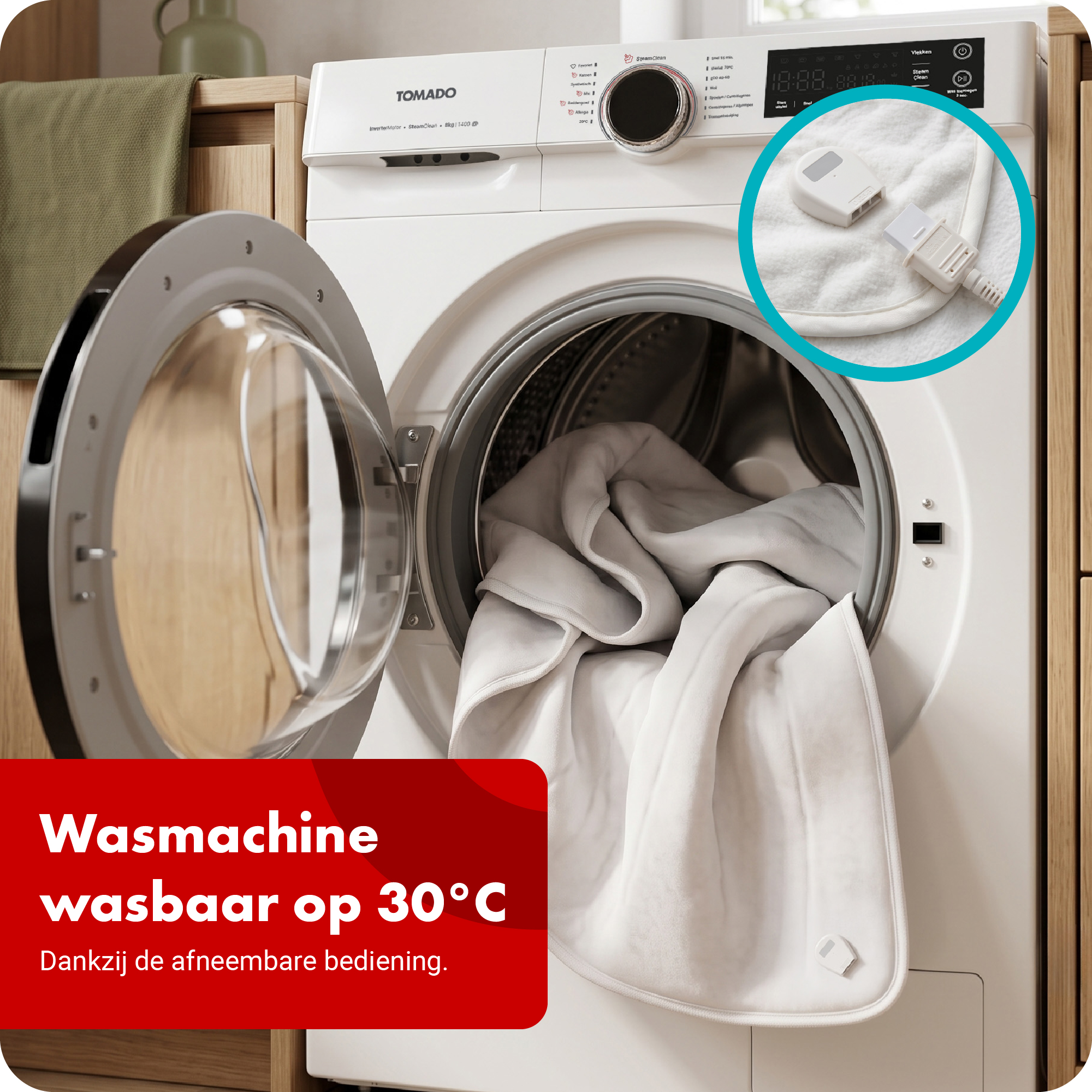 Weiße Waschmaschine mit offener Tür, gefüllt mit einer weißen Decke, mit Detailansicht des abnehmbaren Steckers.