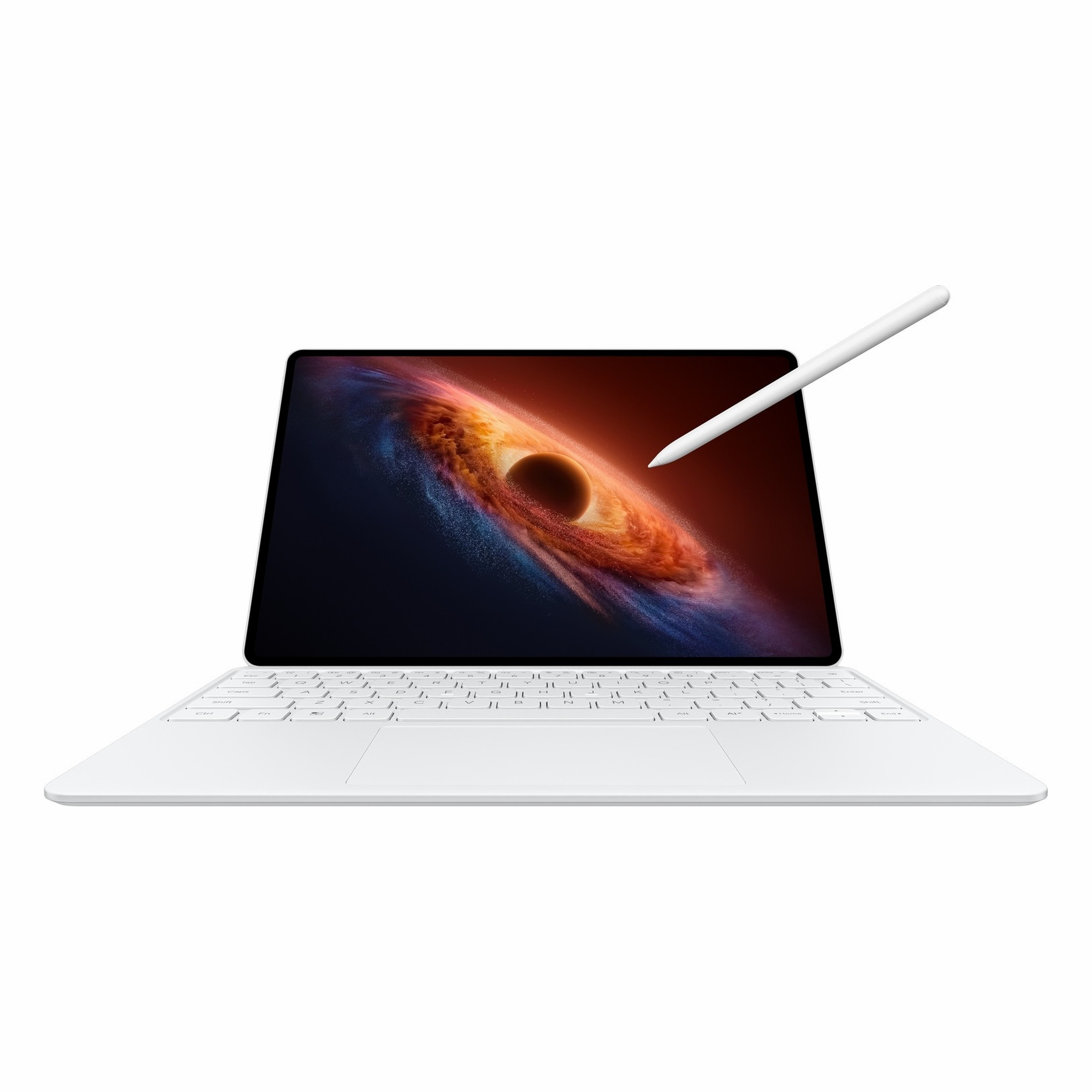 Klavyeli kılıfa sahip beyaz bir tablet, renkli bir bulutsu duvar kağıdı ve beyaz bir kalem gösteriyor.