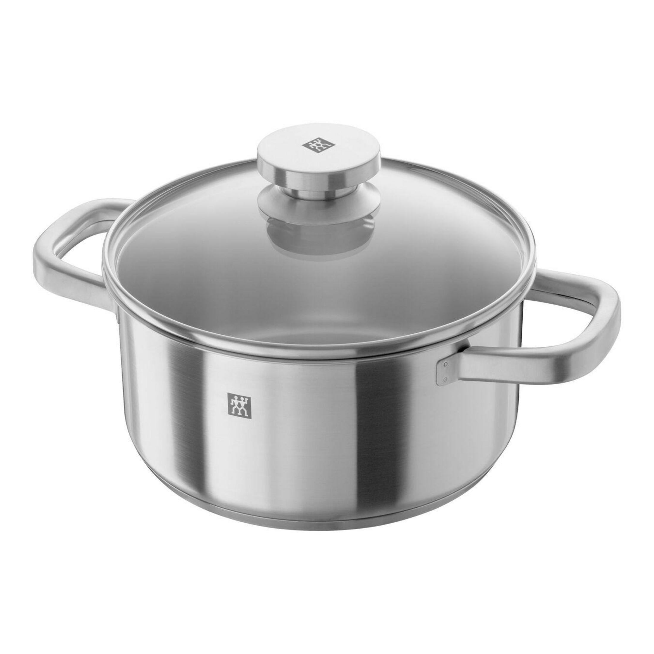 Una olla de acero inoxidable con tapa de cristal y dos asas laterales sobre fondo blanco.