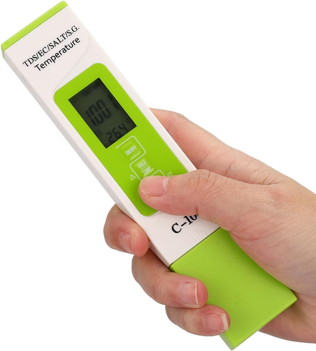 Eine Hand hält ein weiß-grünes digitales Wassertestgerät mit LCD-Bildschirm.